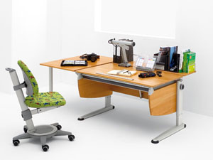 Stühle und Schreibtische die mitwachsen